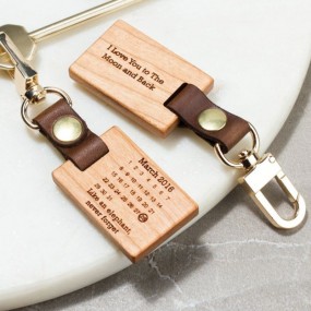 Houten sleutelhanger graveren | relatiegeschenk met log...