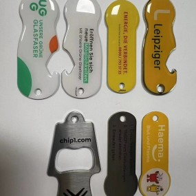 Winkelwagenmunt sleutelhanger met flesopener en logo